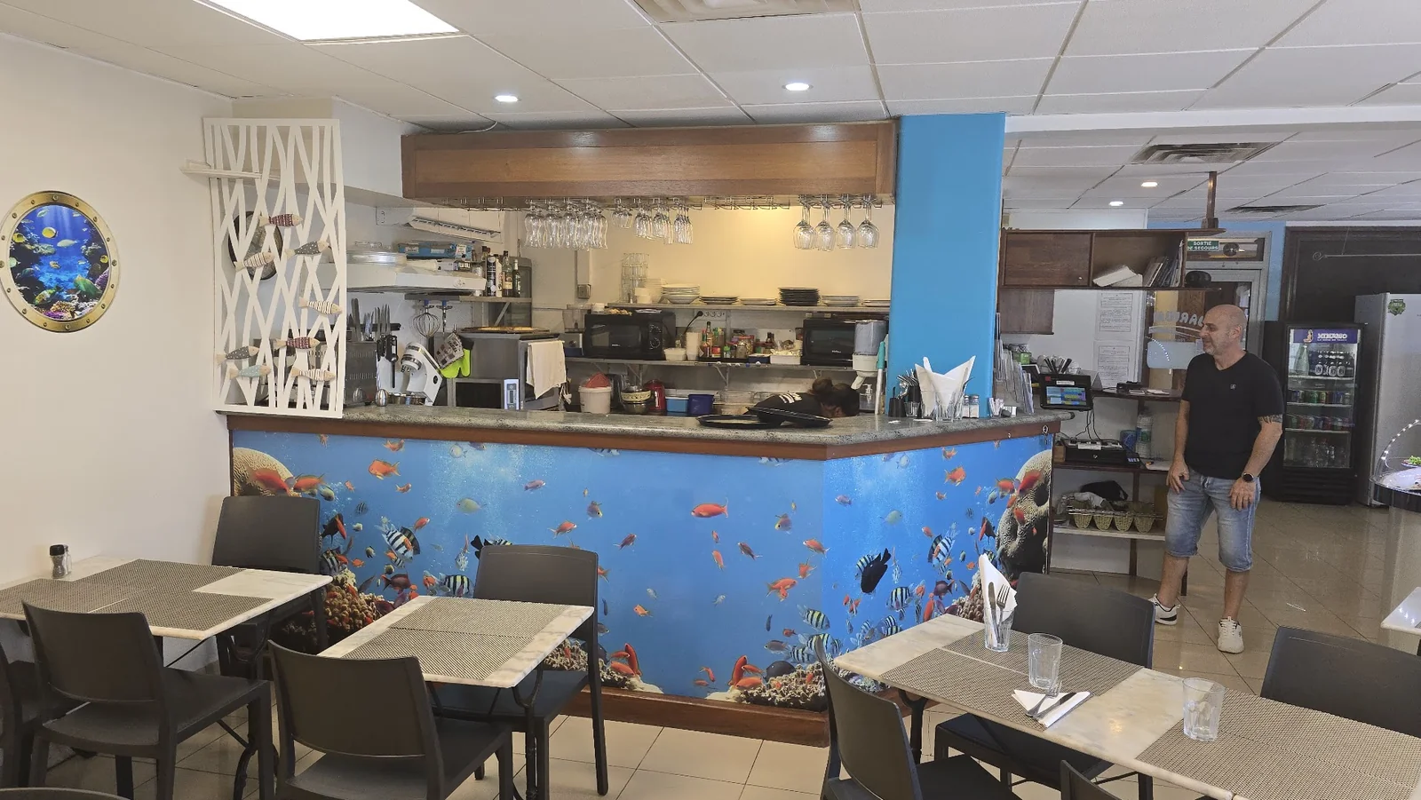 L'Aquarium, salle au comptoir peint en aquarium, murs en fonds marins