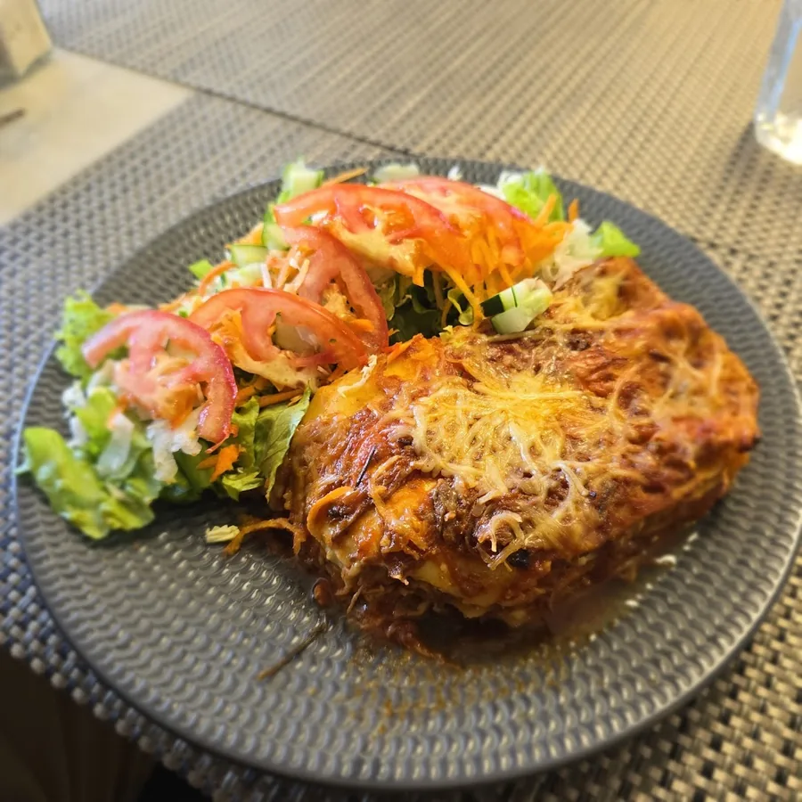 L'Aquarium, aubergines gratinées bolognaise et fromage fondu, salade